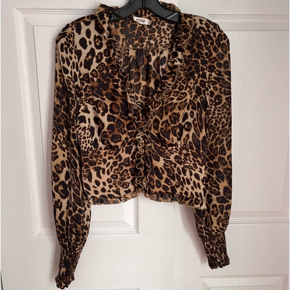 ESSUE LEOPARD PRINT CROPPED TOP - Picture 2 of 15